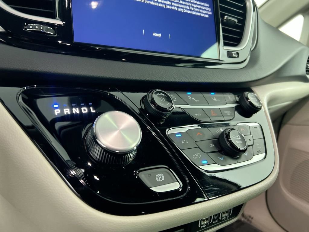 Used 2024 Chrysler Pacifica Touring-L FWD image 24