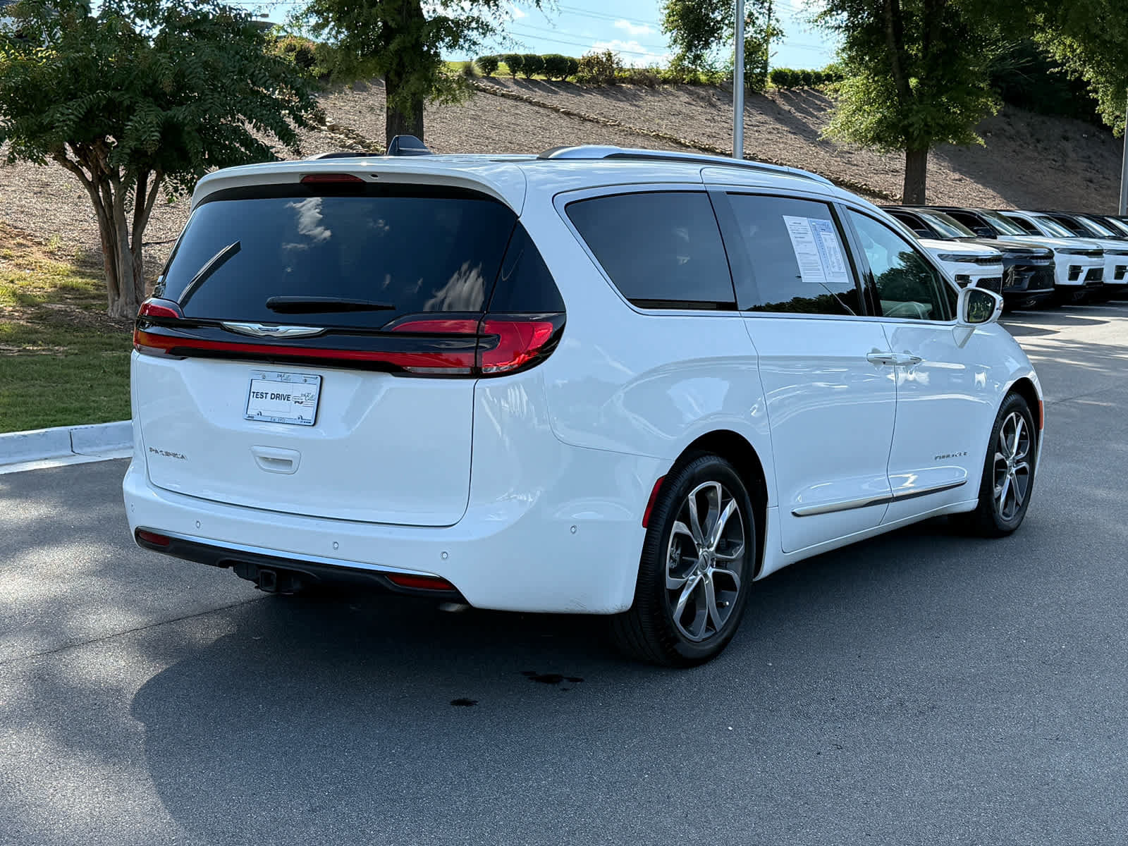 Used 2024 Chrysler Pacifica Pinnacle w/ Trailer Tow Group FWD image 5