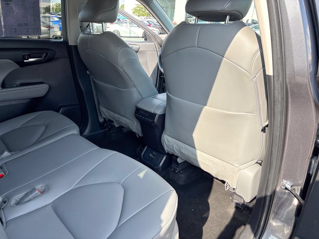 Certified 2024 Toyota Highlander XLE FWD image 44