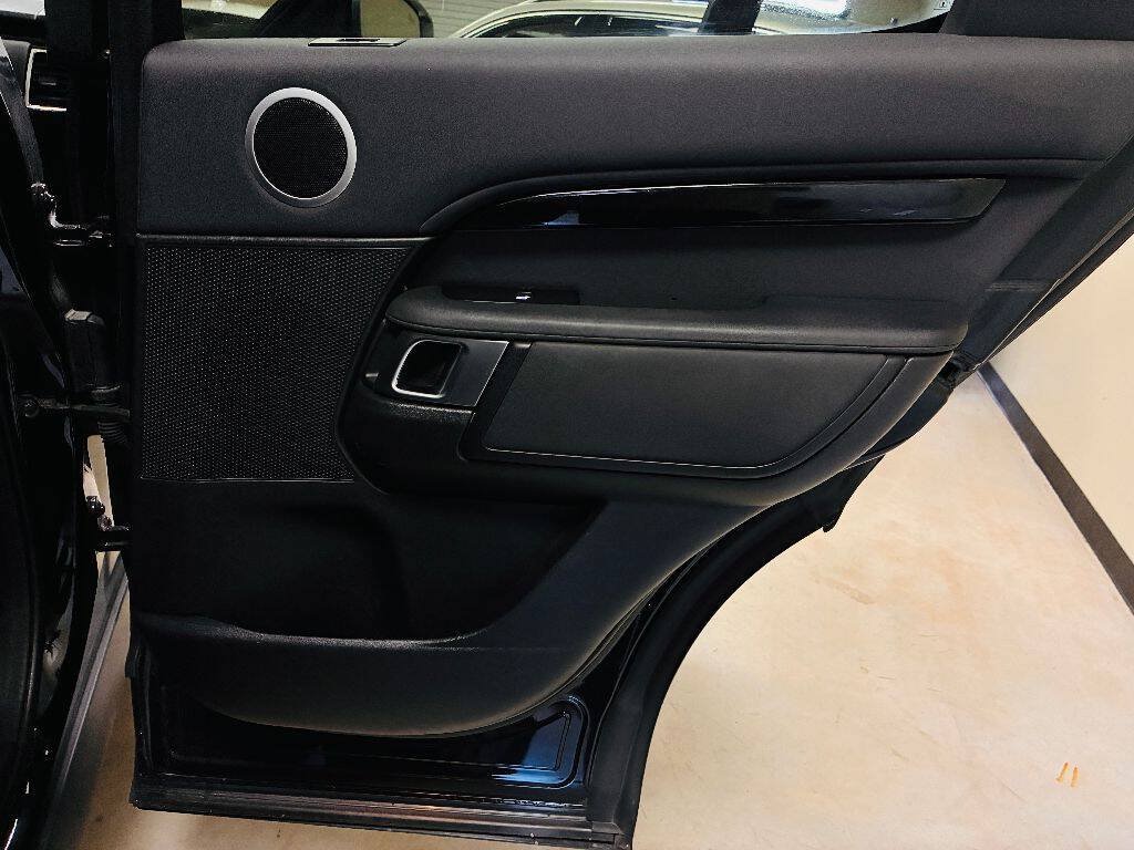 Used 2020 Land Rover Discovery SE AWD/4WD image 11