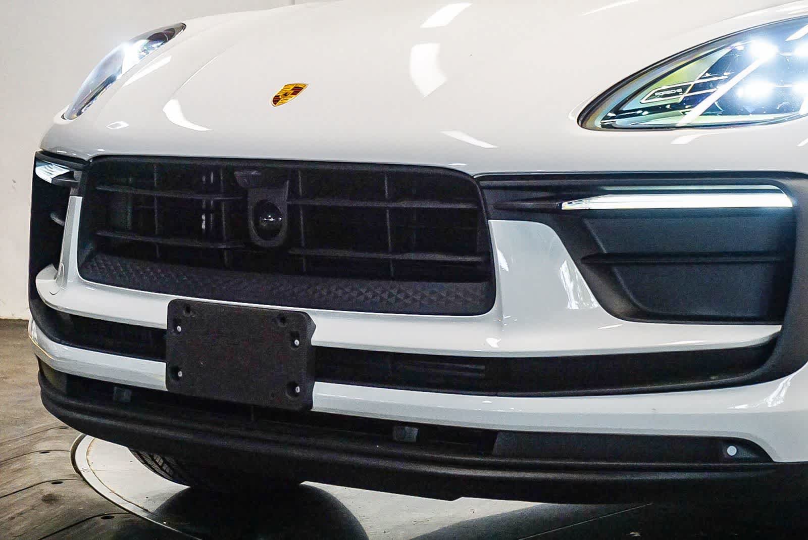 Certified 2025 Porsche Macan AWD/4WD image 8