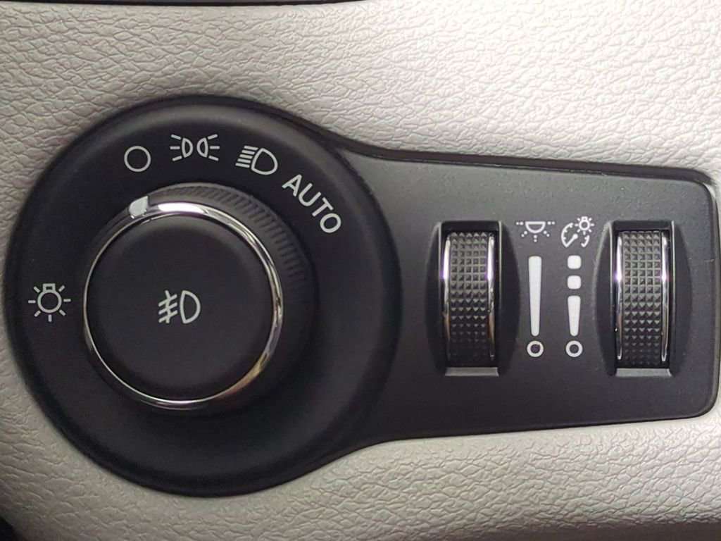 Used 2020 Jeep Cherokee Limited FWD image 30