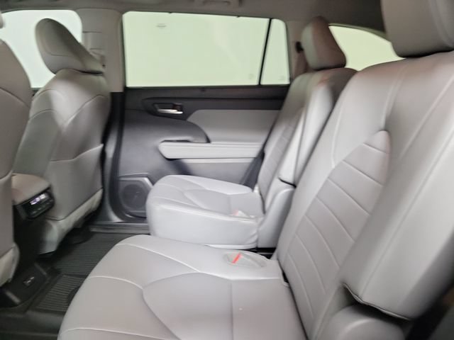 Used 2023 Toyota Highlander XLE FWD image 14