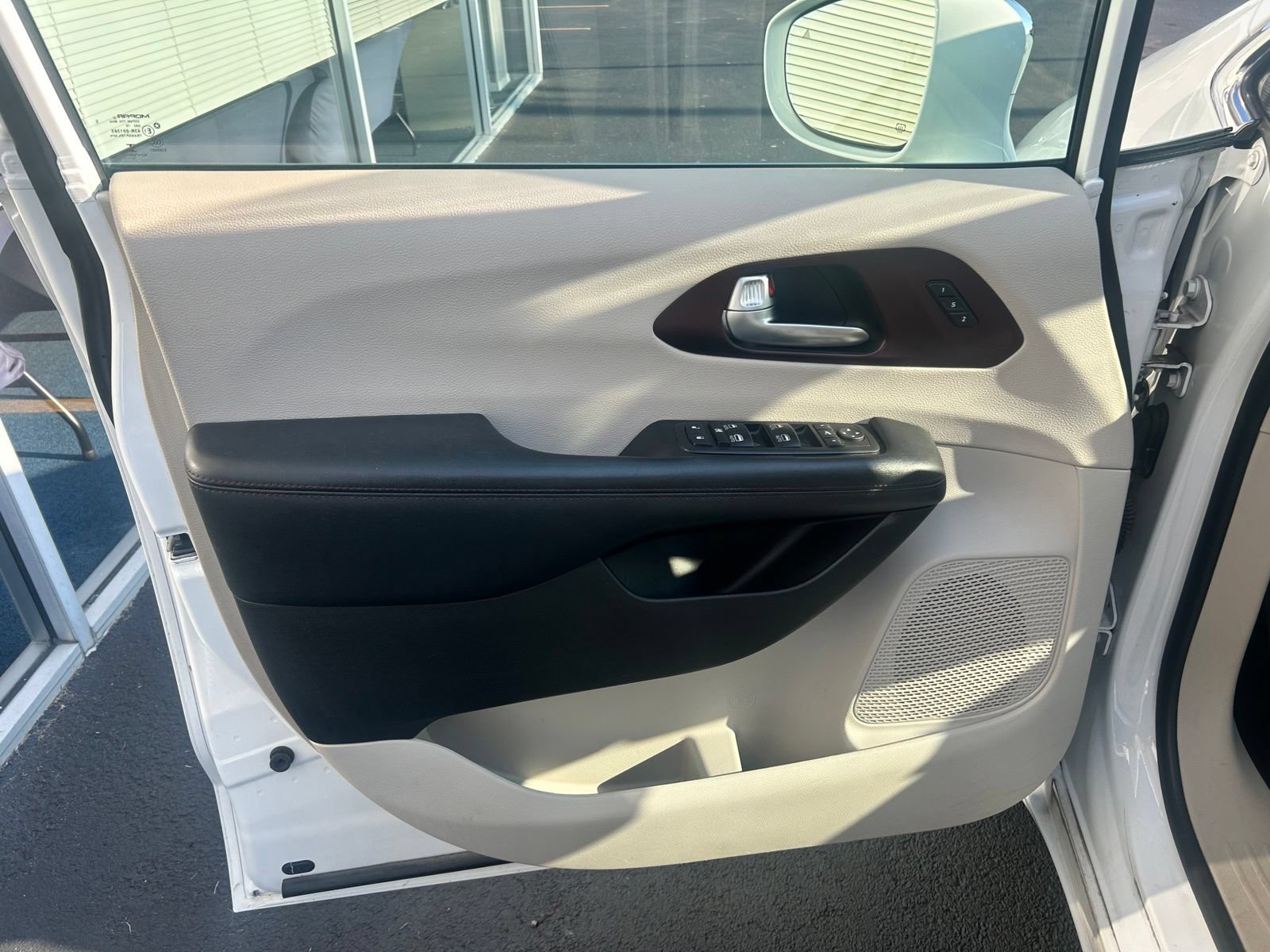 Used 2017 Chrysler Pacifica Limited w/ UConnect Theater Package FWD image 7
