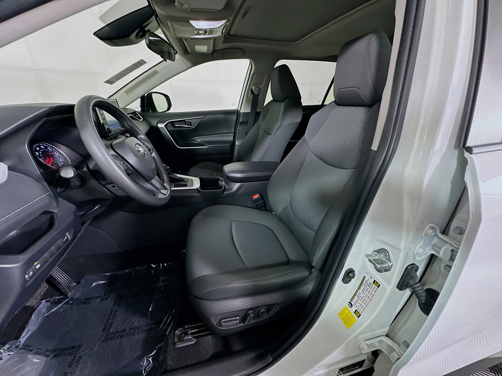 Used 2022 Toyota RAV4 XLE w/ Convenience Package FWD image 12