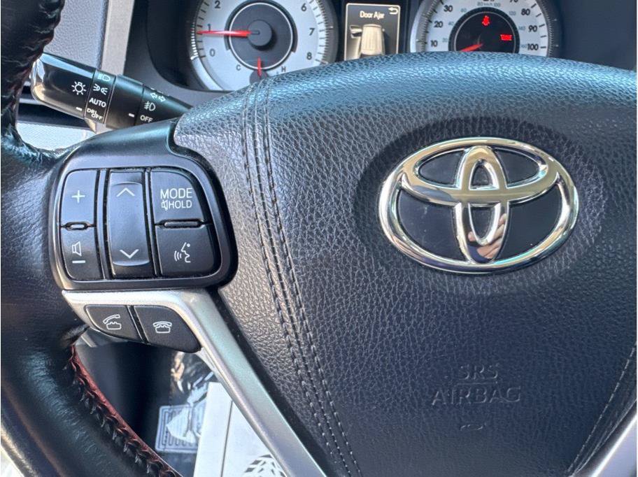 Used 2015 Toyota Sienna SE w/ SE Preferred Package FWD image 29