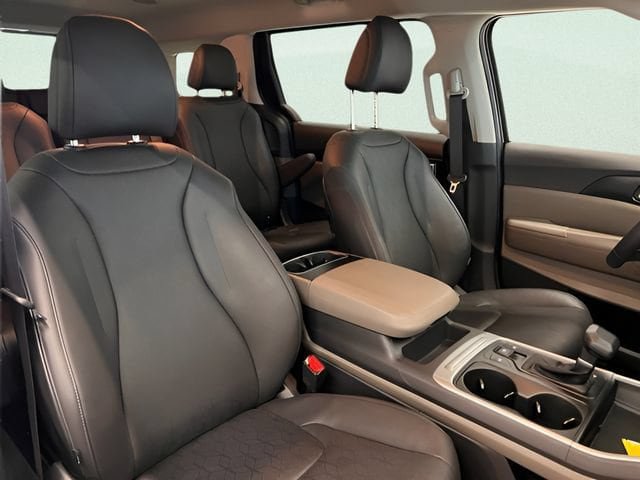 Used 2026 Kia Carnival FWD image 13