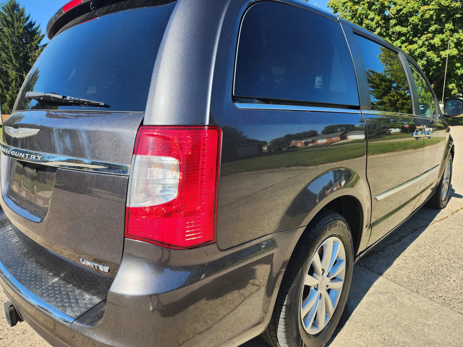 Used 2016 Chrysler Town & Country Limited Platinum w/ Trailer Tow Group FWD image 5