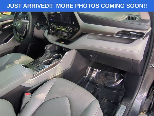 Used 2025 Toyota Highlander Limited FWD image 40