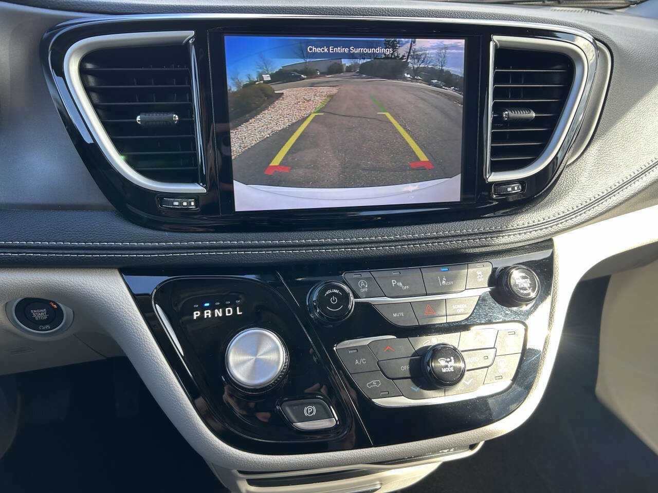 Used 2024 Chrysler Pacifica Touring-L image 18