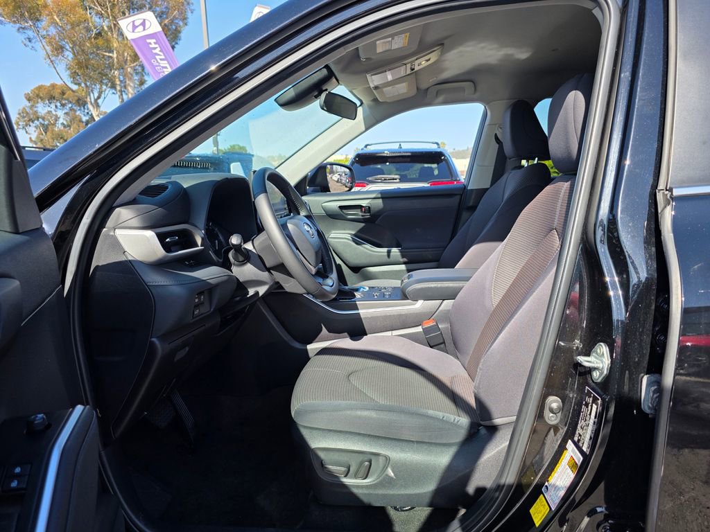 Used 2023 Toyota Highlander LE AWD/4WD image 14
