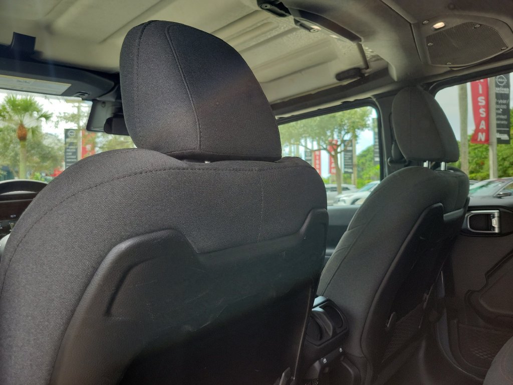 Used 2025 Jeep Wrangler Unlimited Rubicon AWD/4WD image 14