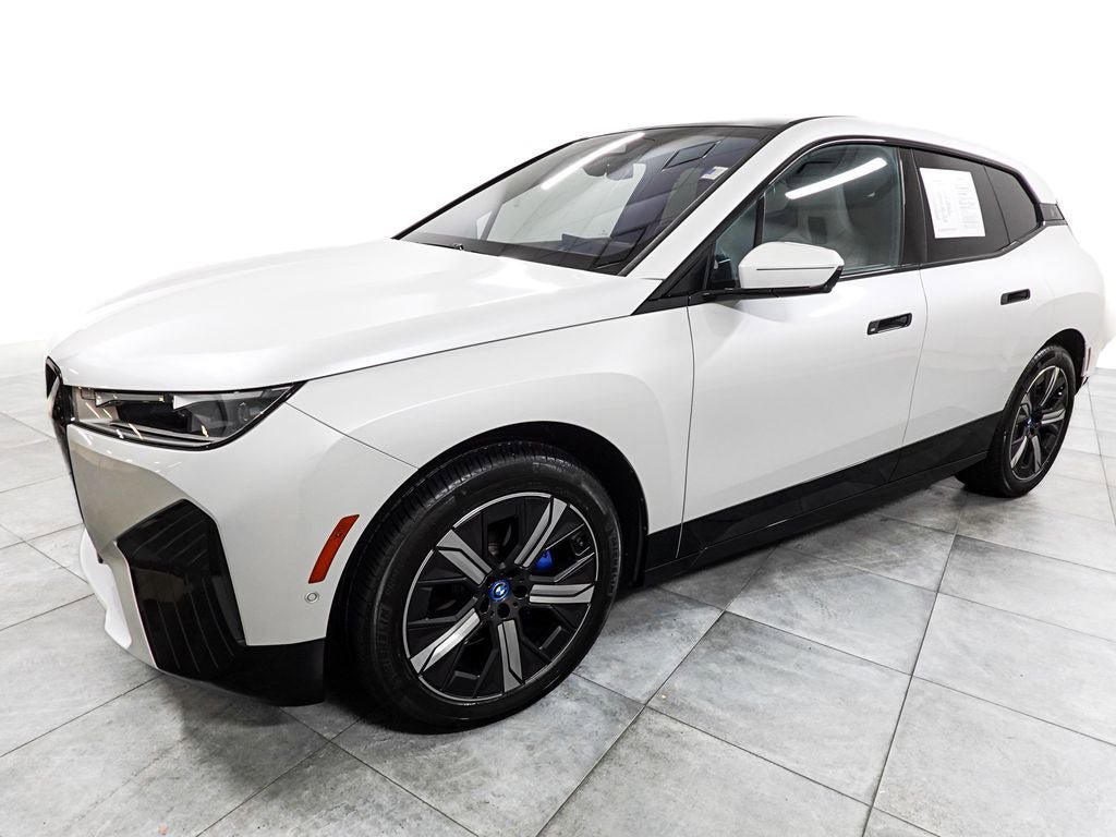Used 2023 BMW iX xDrive50 w/ Sport Package AWD/4WD image 4