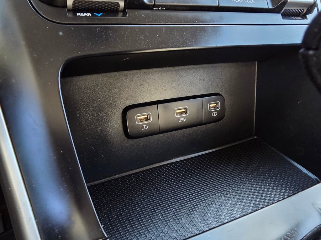 Used 2022 Kia Carnival LX image 19