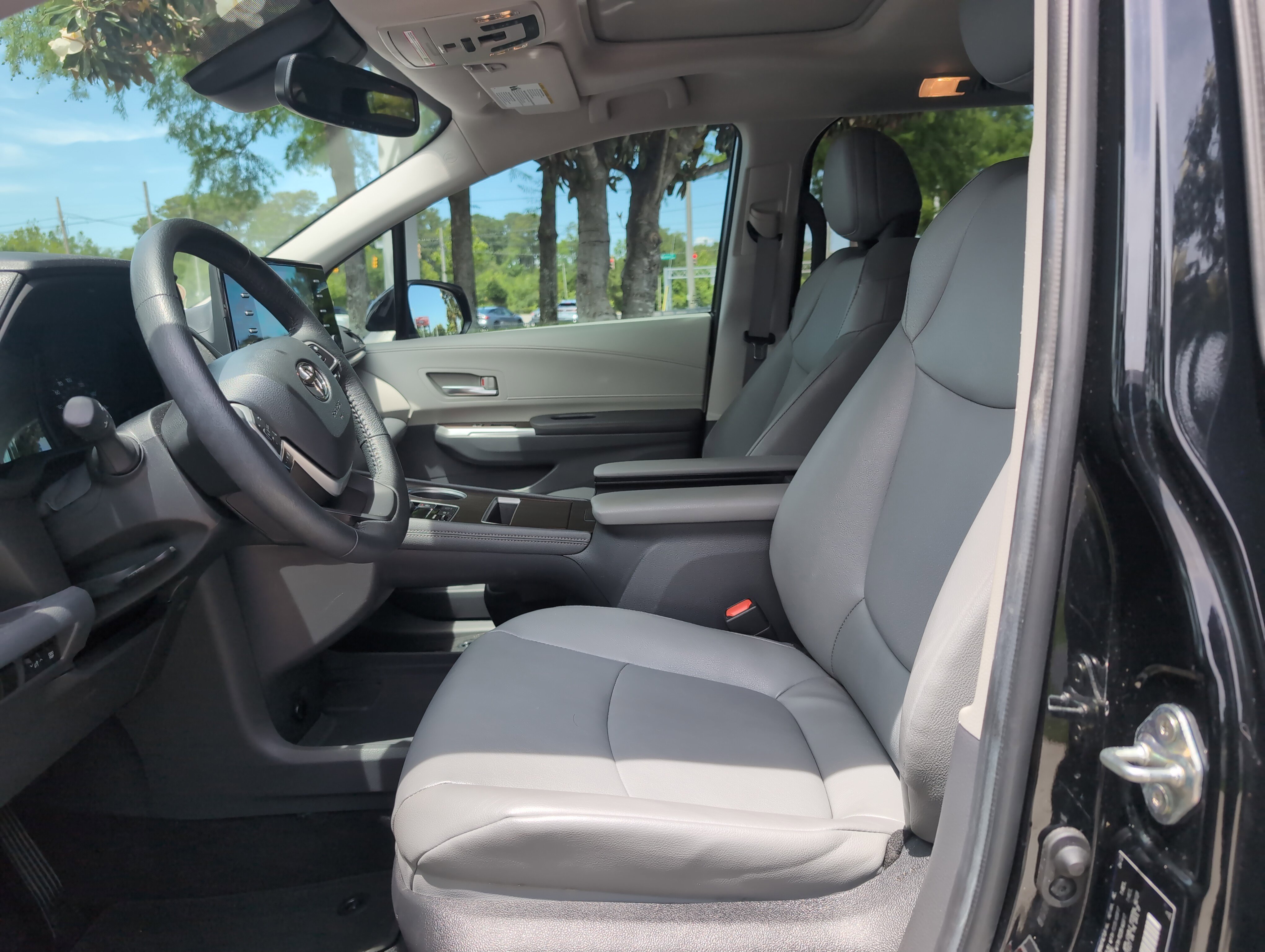 Certified 2023 Toyota Sienna XLE FWD image 16
