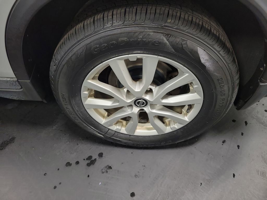 Used 2018 Nissan Rogue SV w/ Premium Package image 11