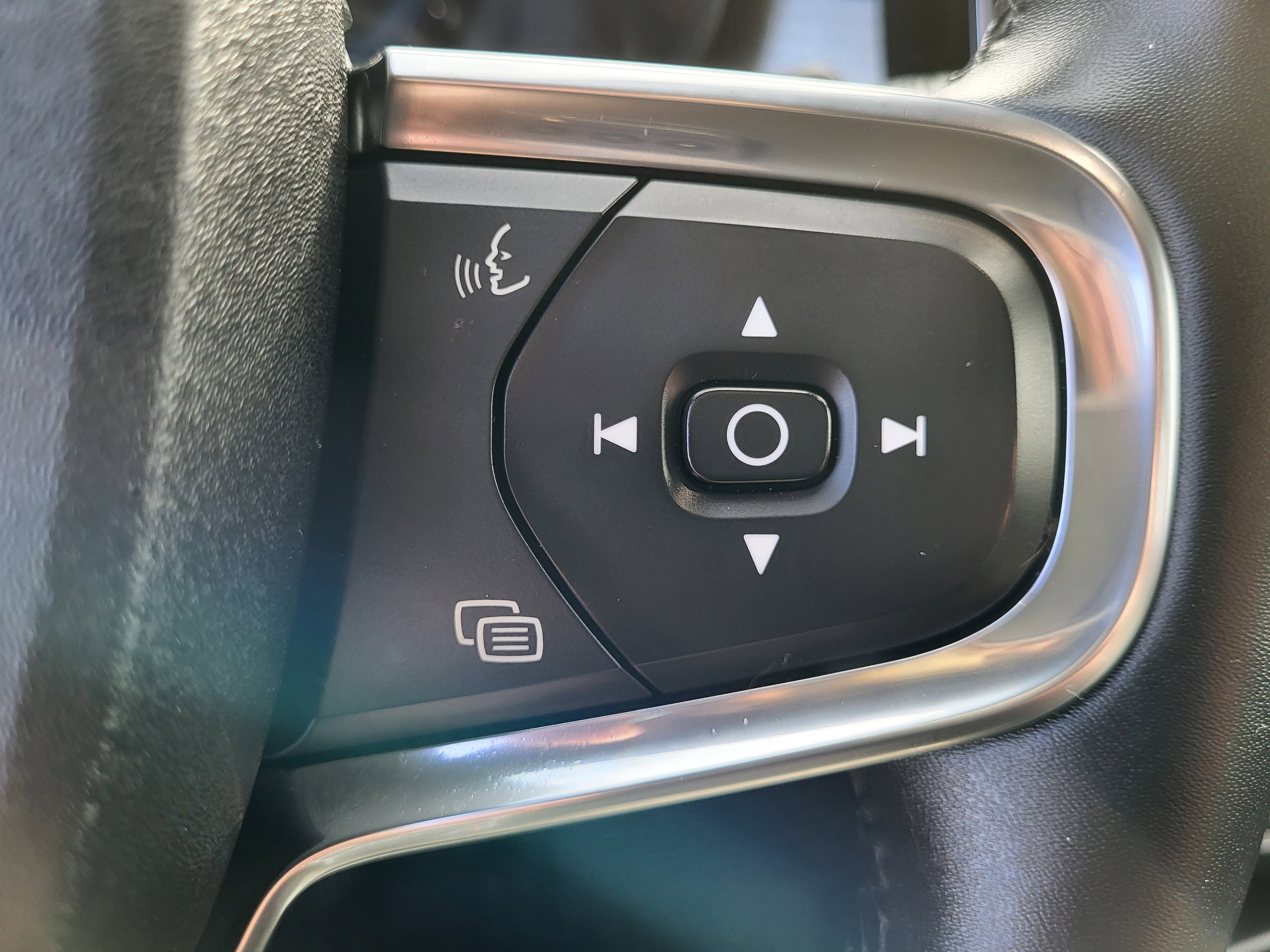 Used 2023 Volvo XC40 B5 Core image 20