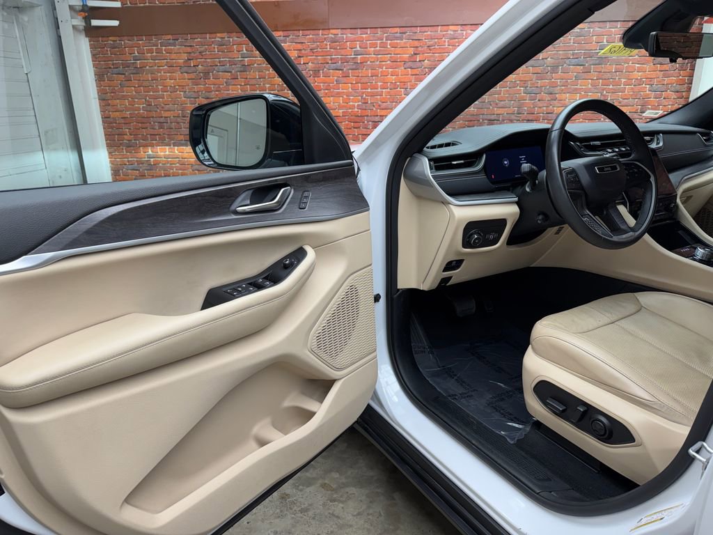 Used 2023 Jeep Grand Cherokee Limited w/ Luxury Tech Group II AWD/4WD image 8