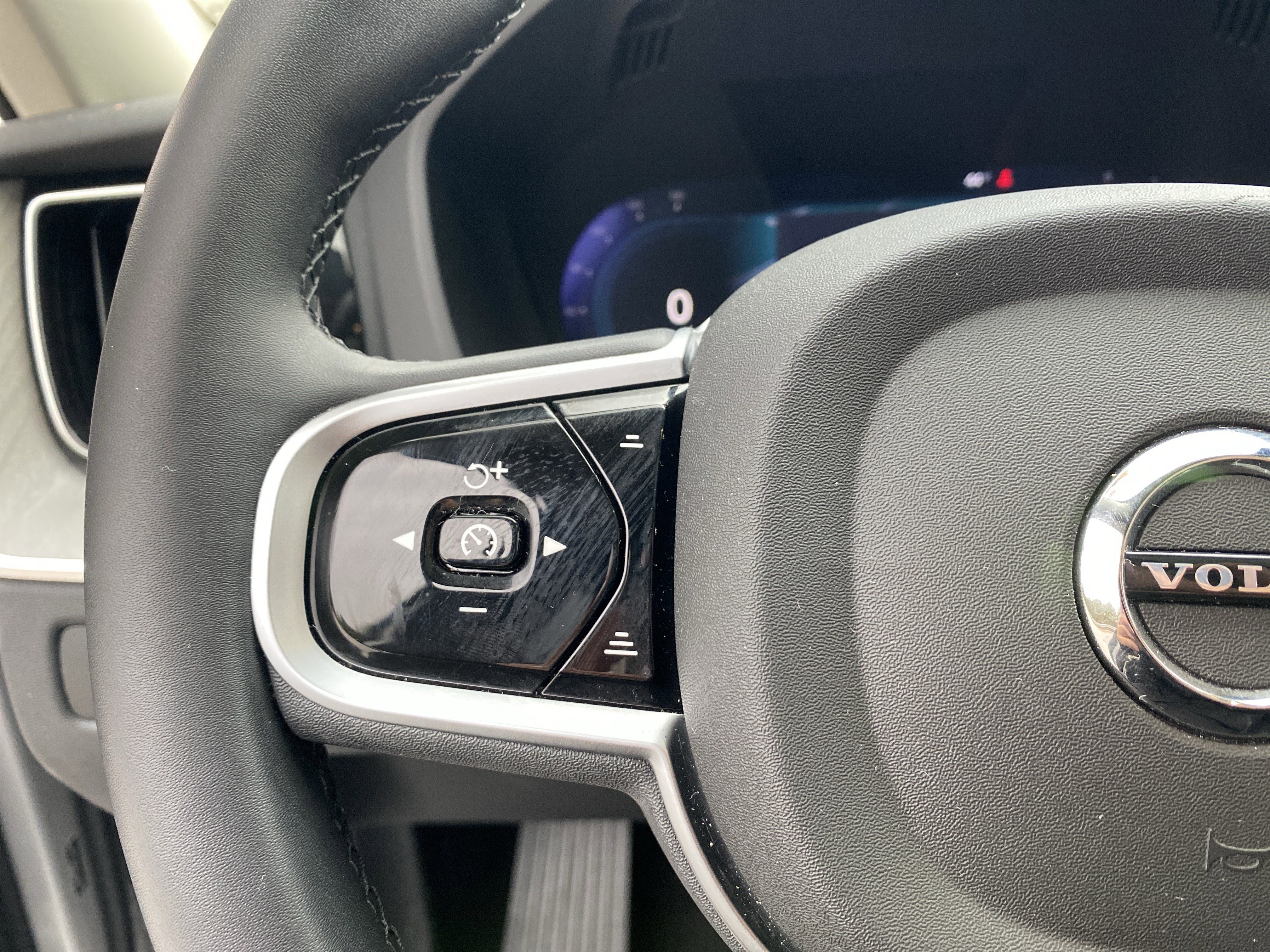 Used 2025 Volvo XC60 B5 Plus image 24