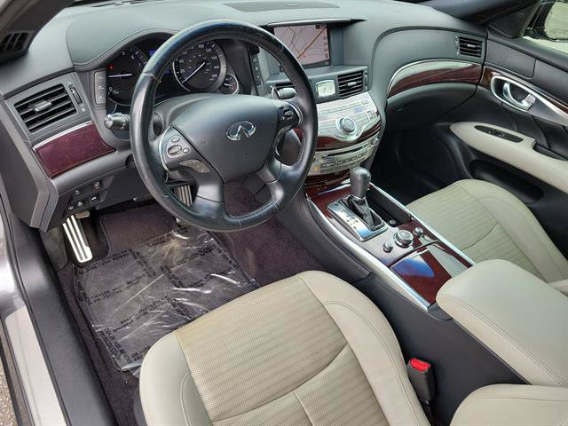 Used 2018 INFINITI Q70 Luxe w/ Sport Package RWD image 2