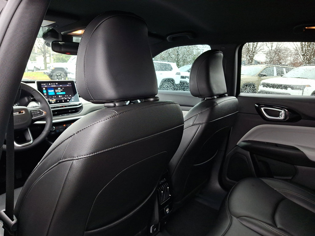 Used 2025 Jeep Compass Limited image 21