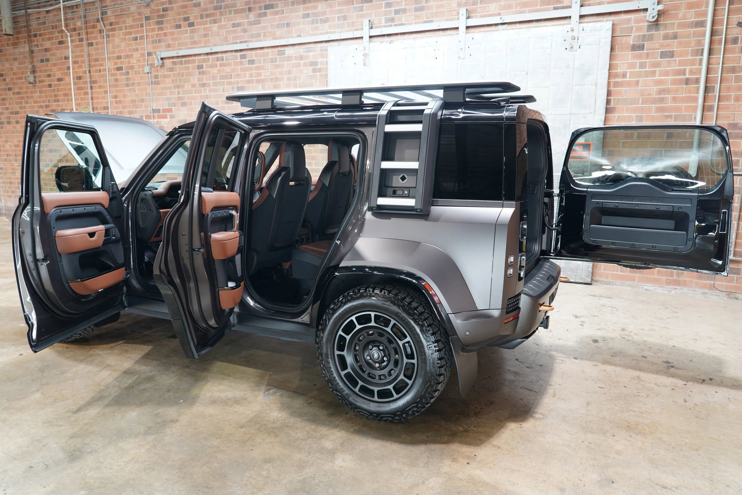 Used 2025 Land Rover Defender 110 image 43