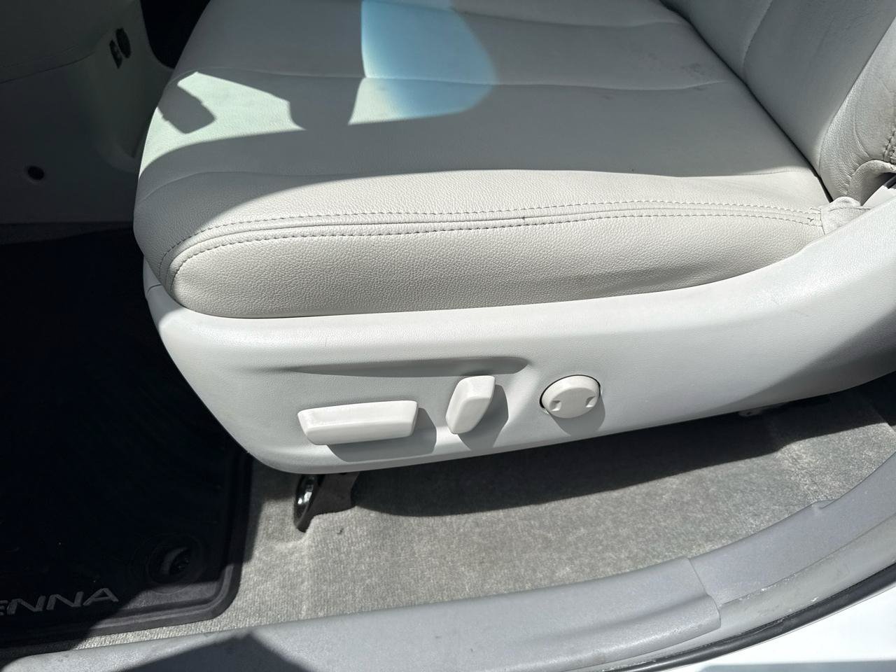 Used 2013 Toyota Sienna XLE FWD image 12