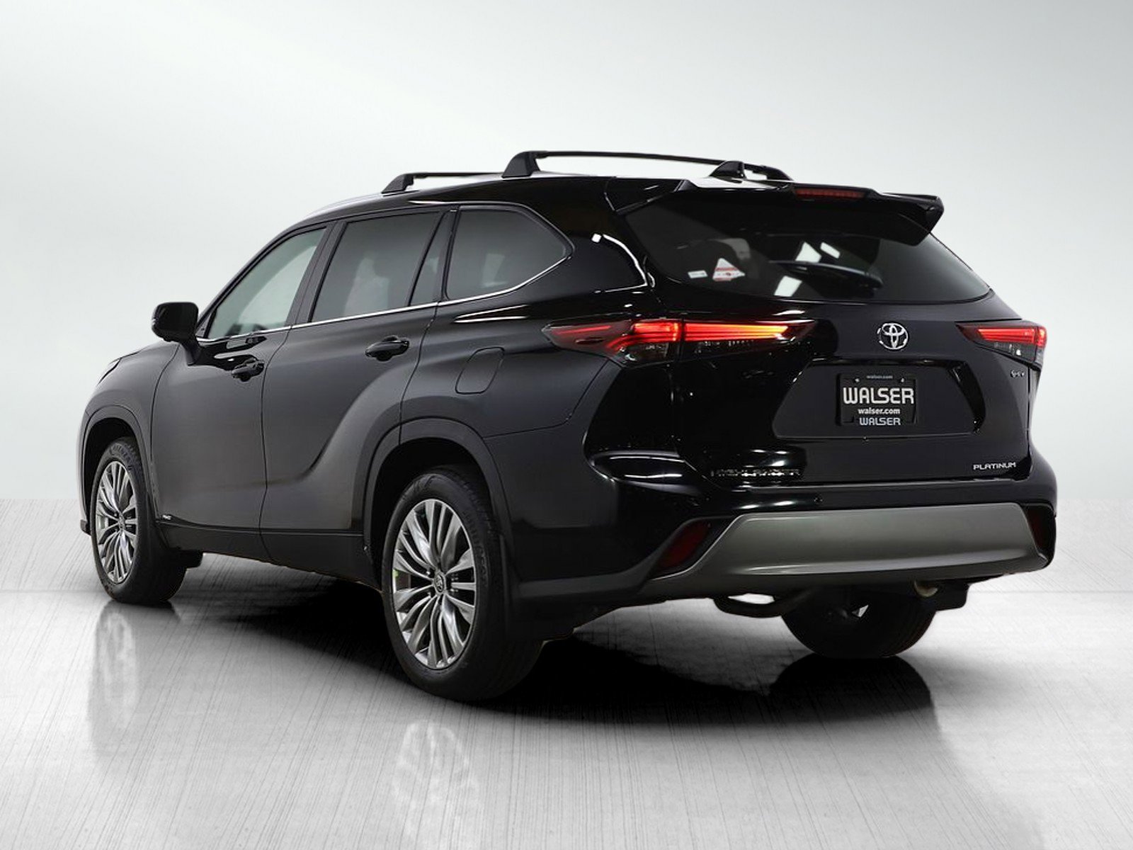 Used 2025 Toyota Highlander Platinum image 3