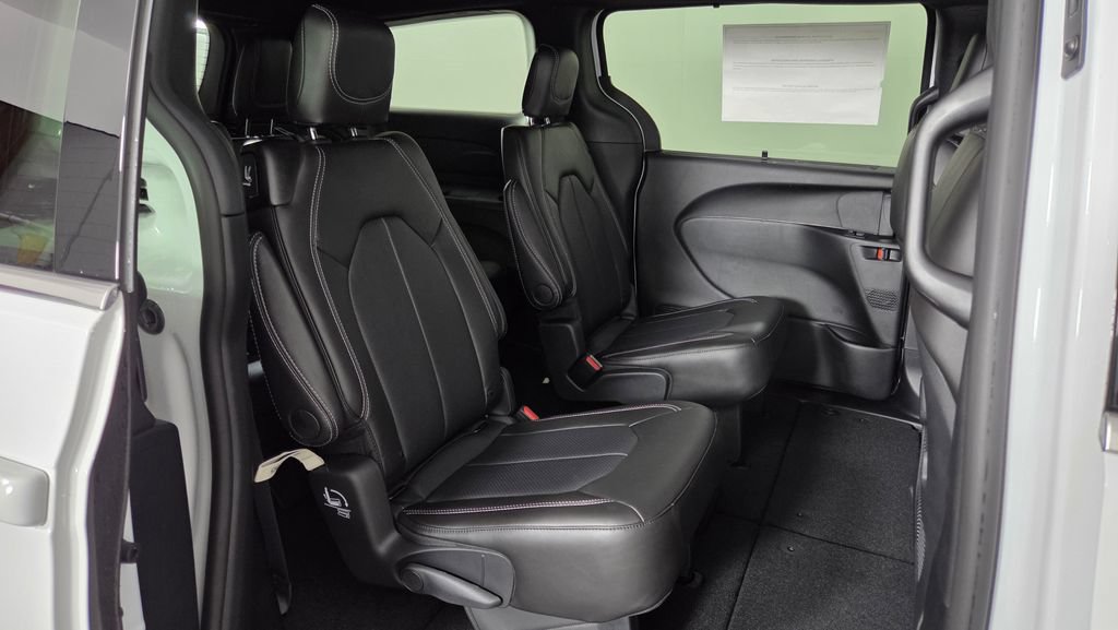 New 2027 Chrysler Pacifica Select AWD/4WD image 28
