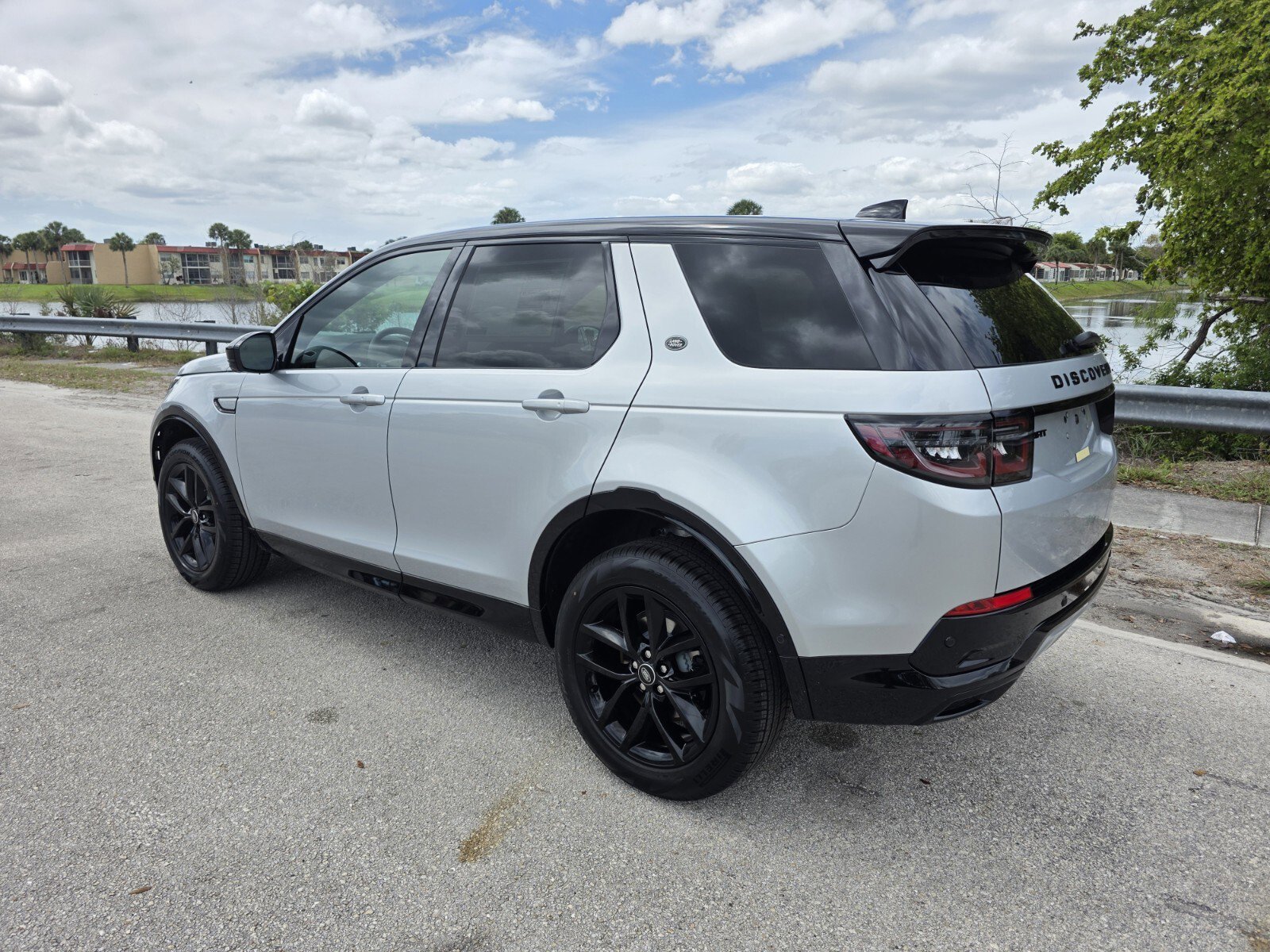 New 2026 Land Rover Discovery Sport Landmark AWD/4WD image 2