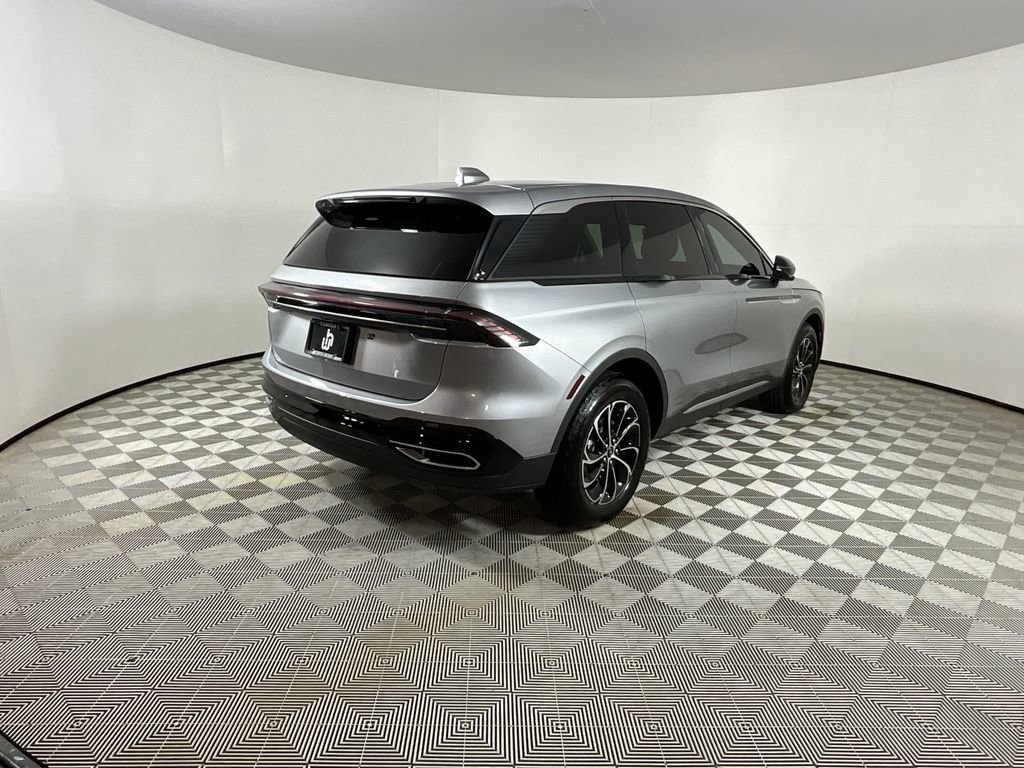 Used 2025 Lincoln Nautilus Premier AWD/4WD image 4