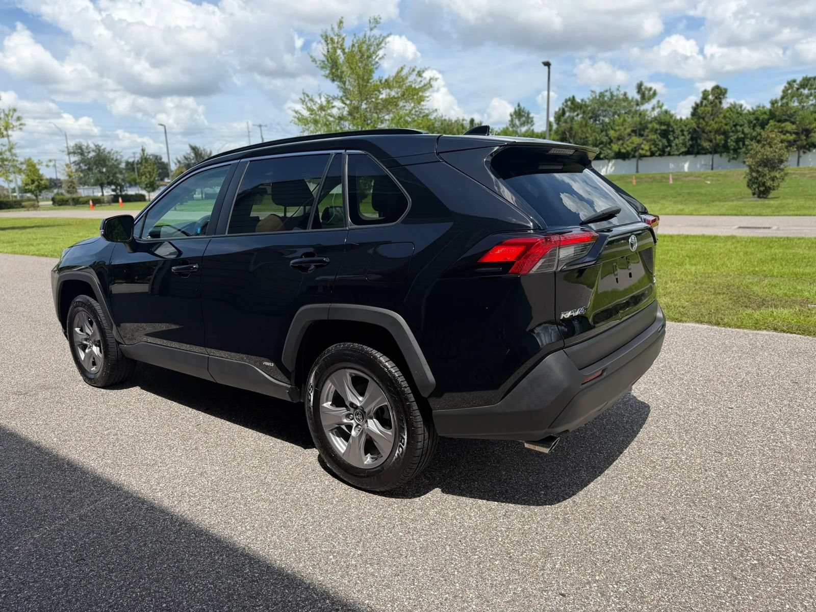 Used 2022 Toyota RAV4 XLE AWD/4WD image 6