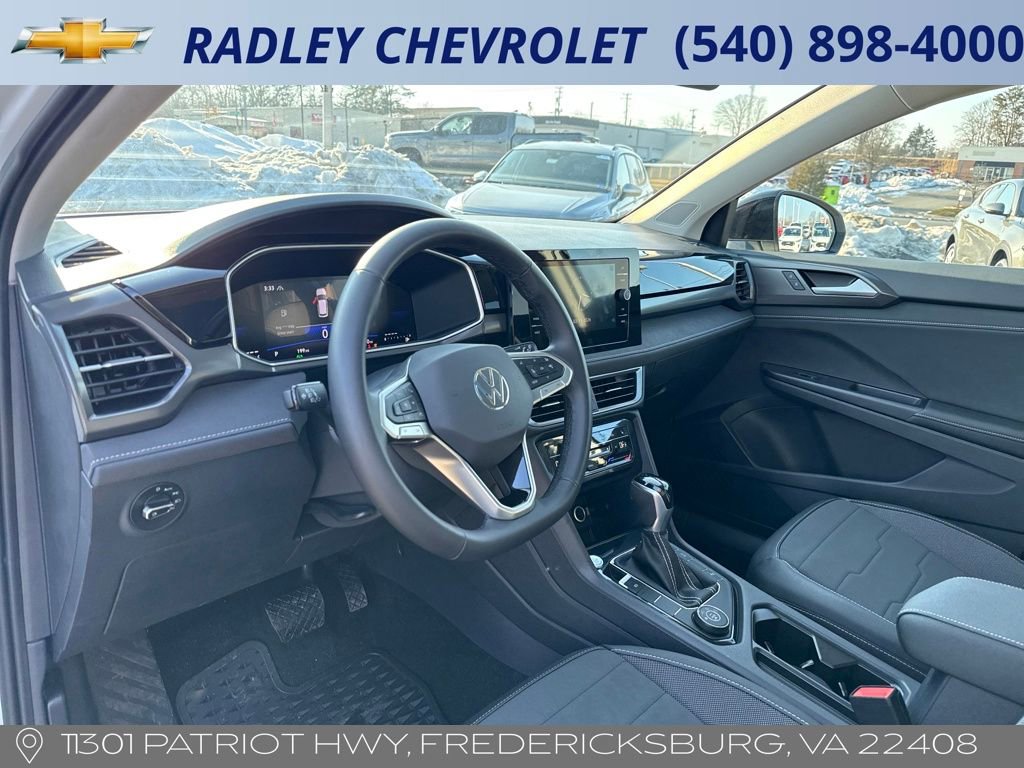 Used 2025 Volkswagen Taos SE image 4