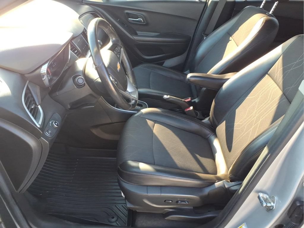 Used 2020 Chevrolet Trax LT w/ LT Convenience Package FWD image 11