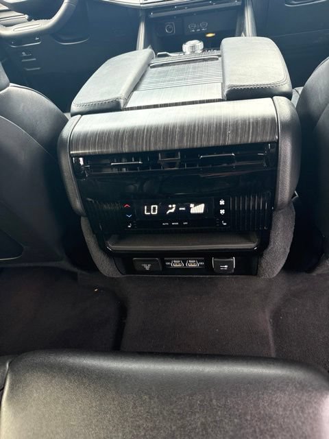 Used 2024 Jeep Wagoneer L Series II w/ Flexible Seating Group AWD/4WD image 27