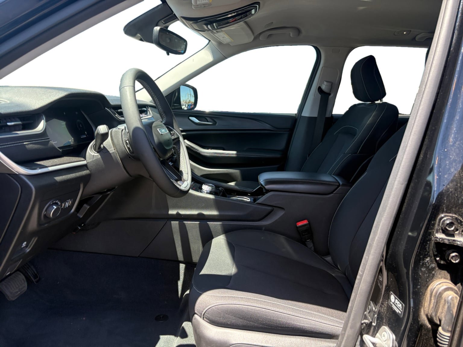 Used 2023 Jeep Grand Cherokee Laredo RWD image 11