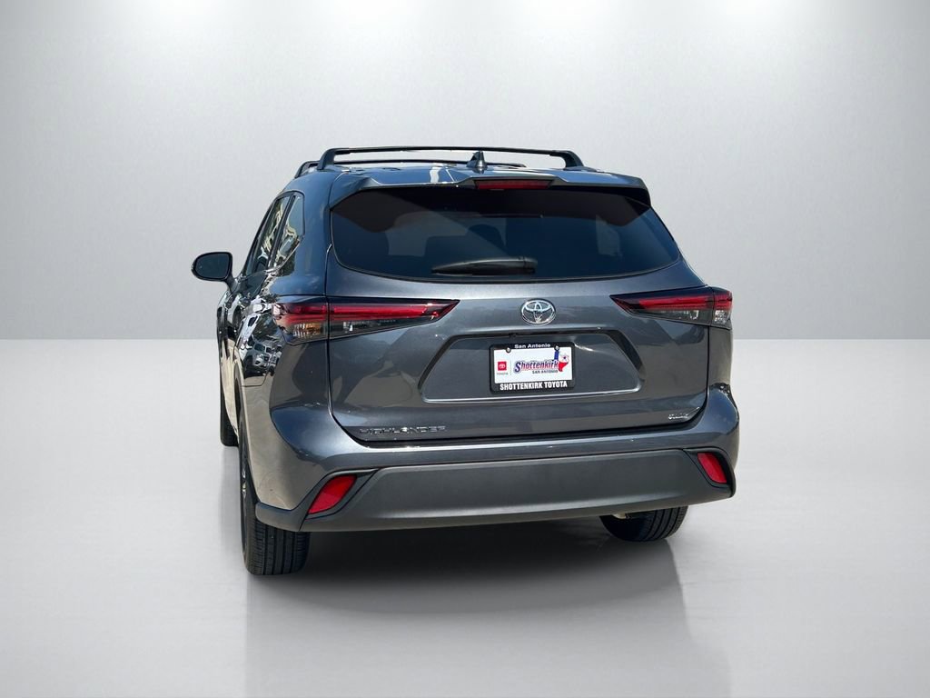 Certified 2025 Toyota Highlander XLE FWD image 6