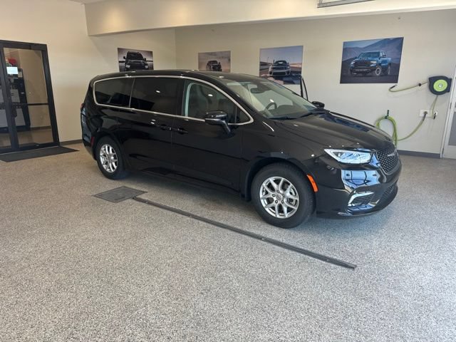 Used 2024 Chrysler Pacifica Touring-L FWD video 1