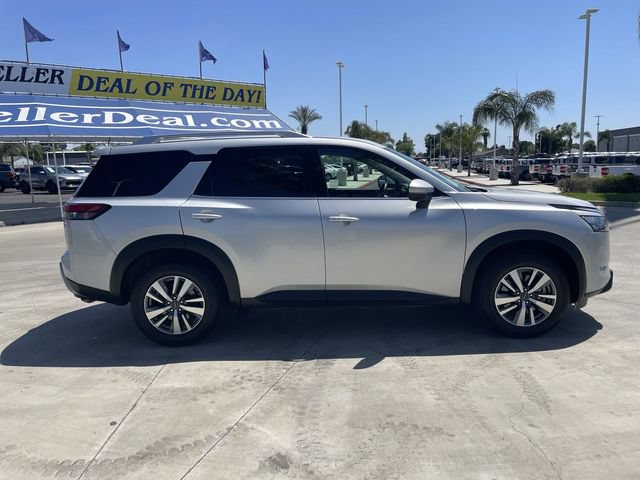 Used 2025 Nissan Pathfinder SL FWD image 9