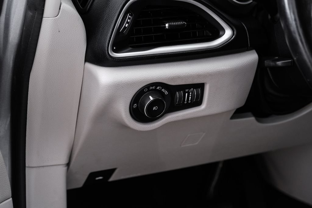 Used 2021 Chrysler Pacifica Touring-L FWD image 26