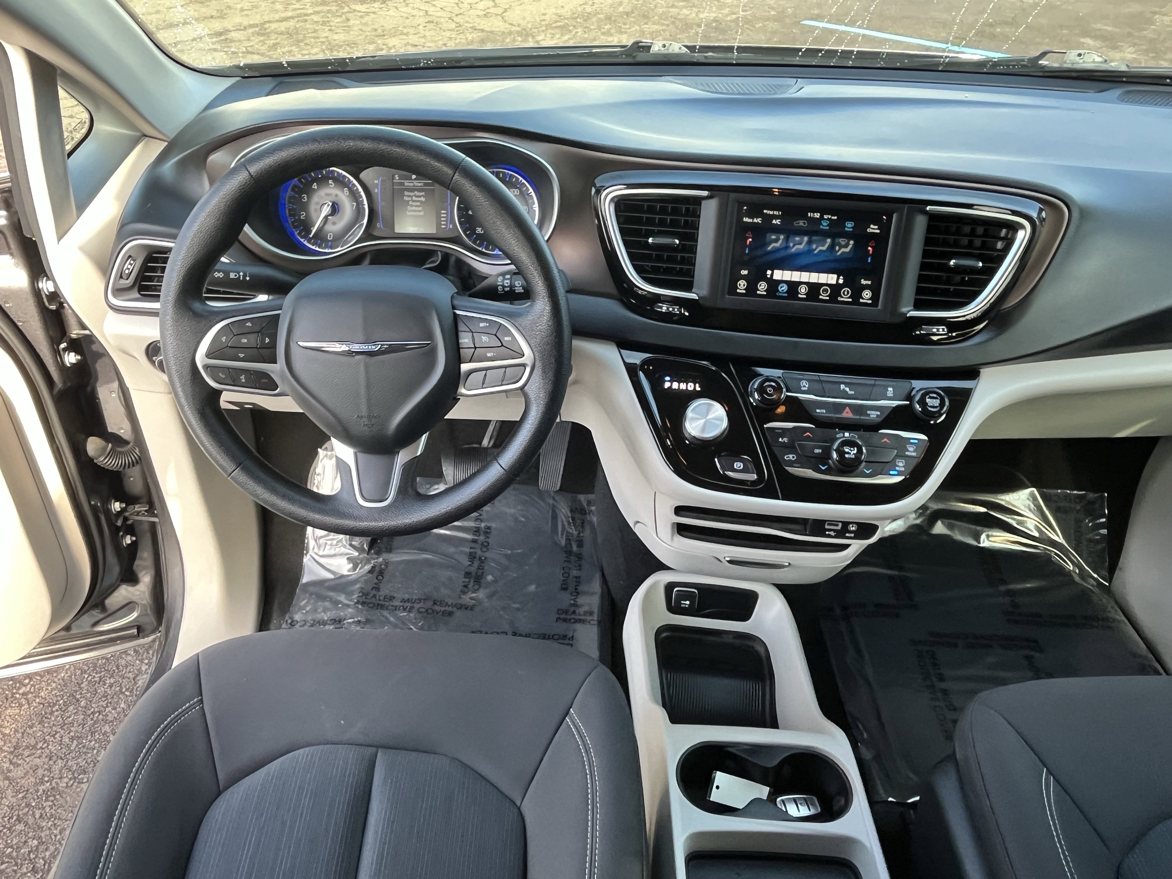 Used 2020 Chrysler Voyager L image 11