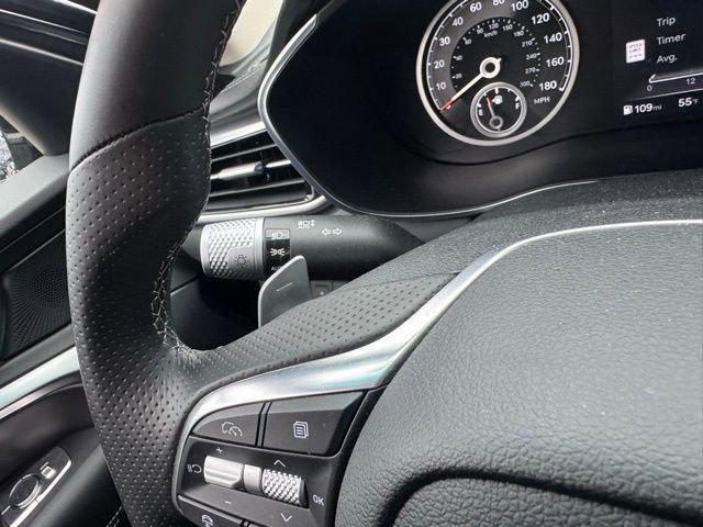 Used 2025 Genesis G70 2.5T image 25