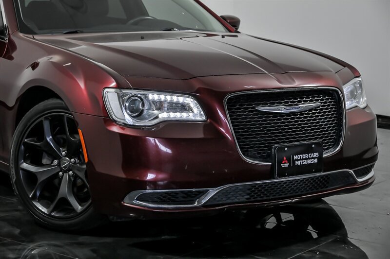 Used 2019 Chrysler 300 Touring RWD image 2