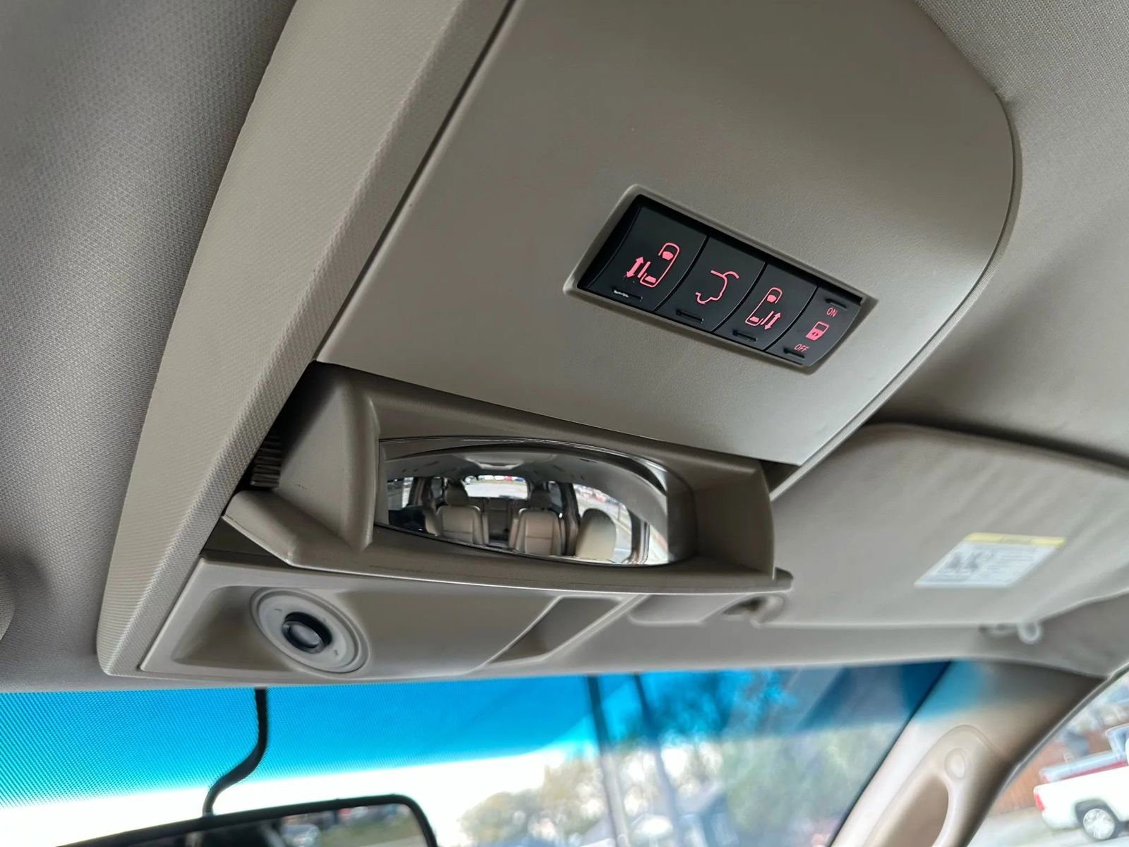 Used 2011 Volkswagen Routan SE image 28