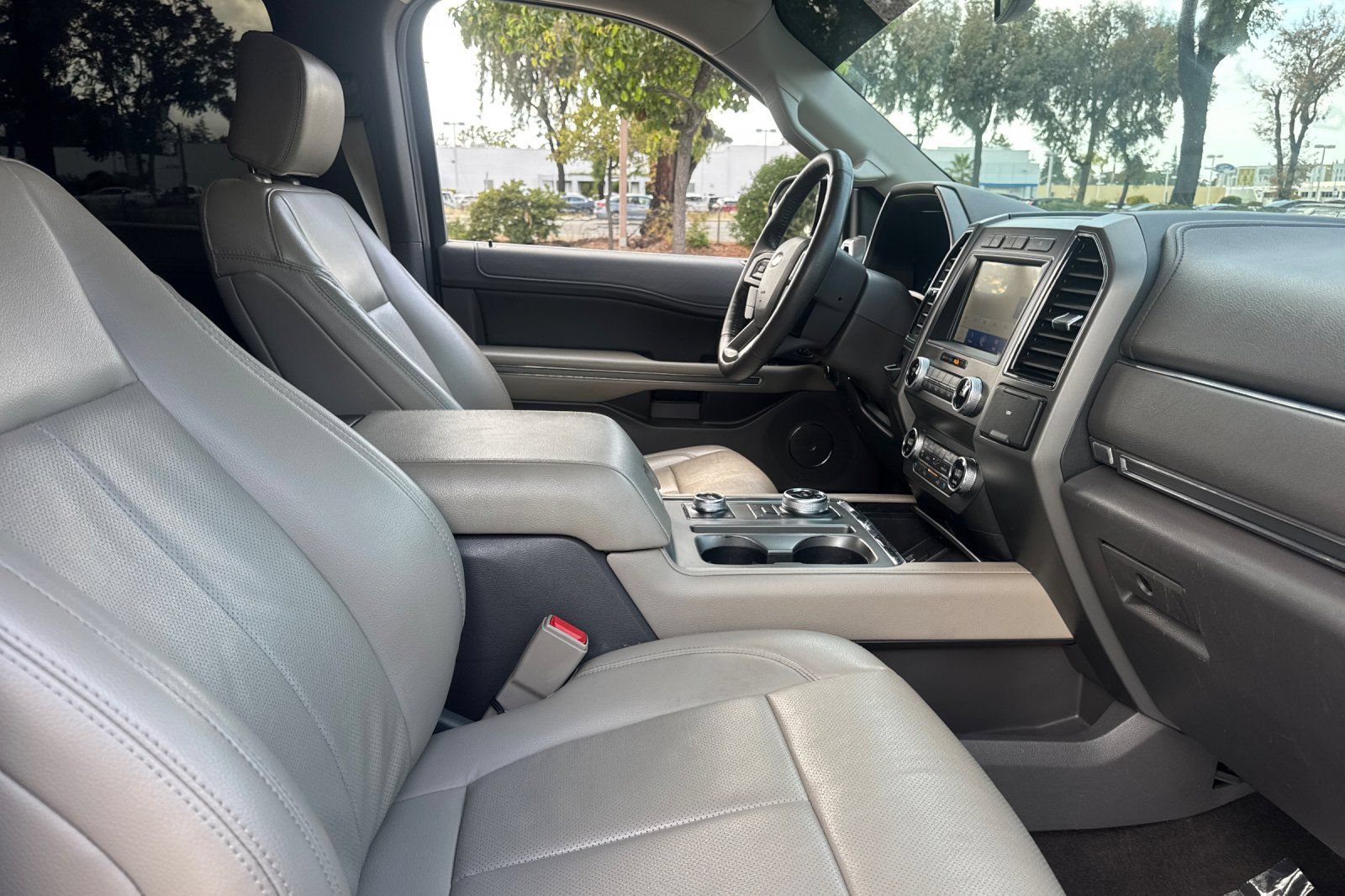 Used 2020 Ford Expedition XLT w/ Equipment Group 202A AWD/4WD image 17