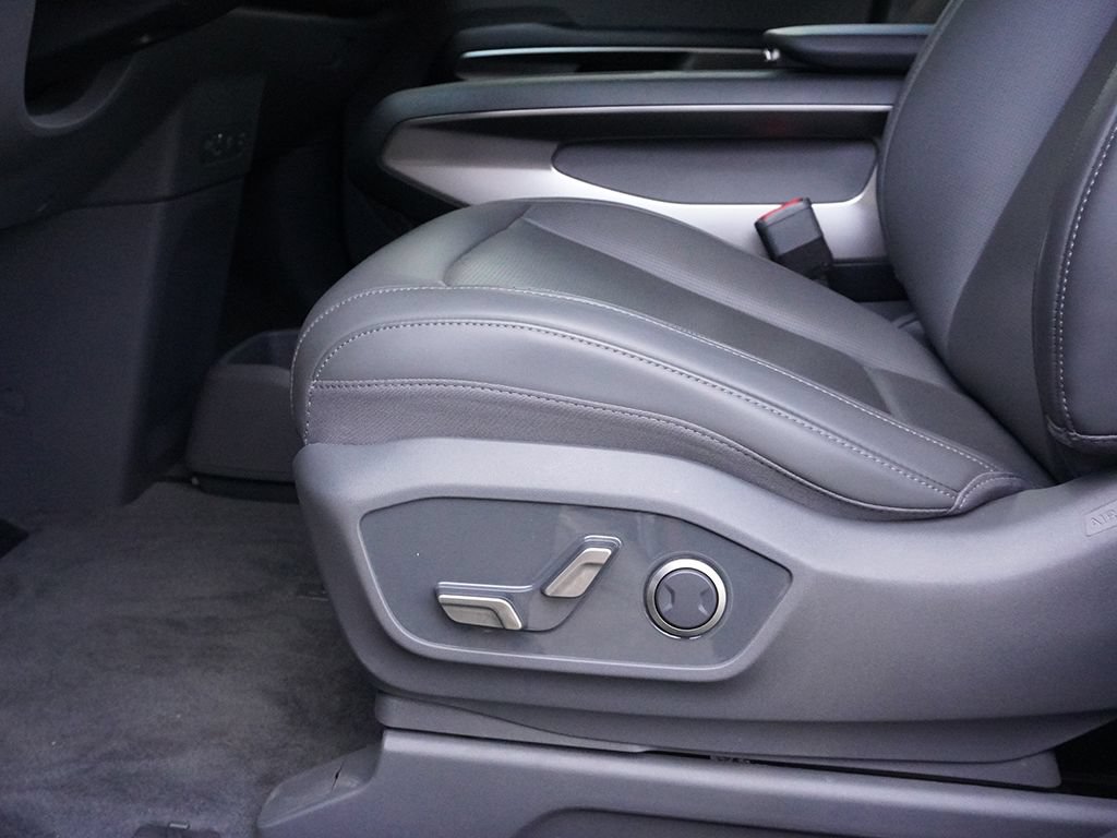 Used 2024 Kia EV9 Light Long Range RWD image 30