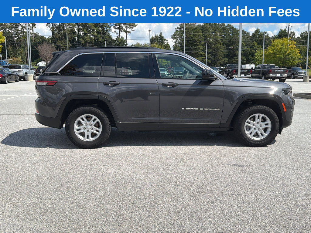 Used 2025 Jeep Grand Cherokee Laredo w/ Trailer Tow Package AWD/4WD image 8