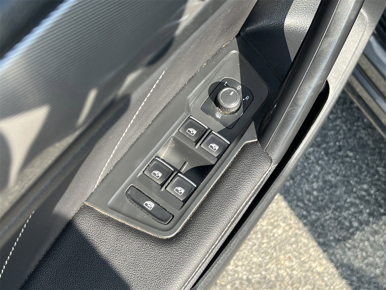 Used 2023 Volkswagen Tiguan SE image 16