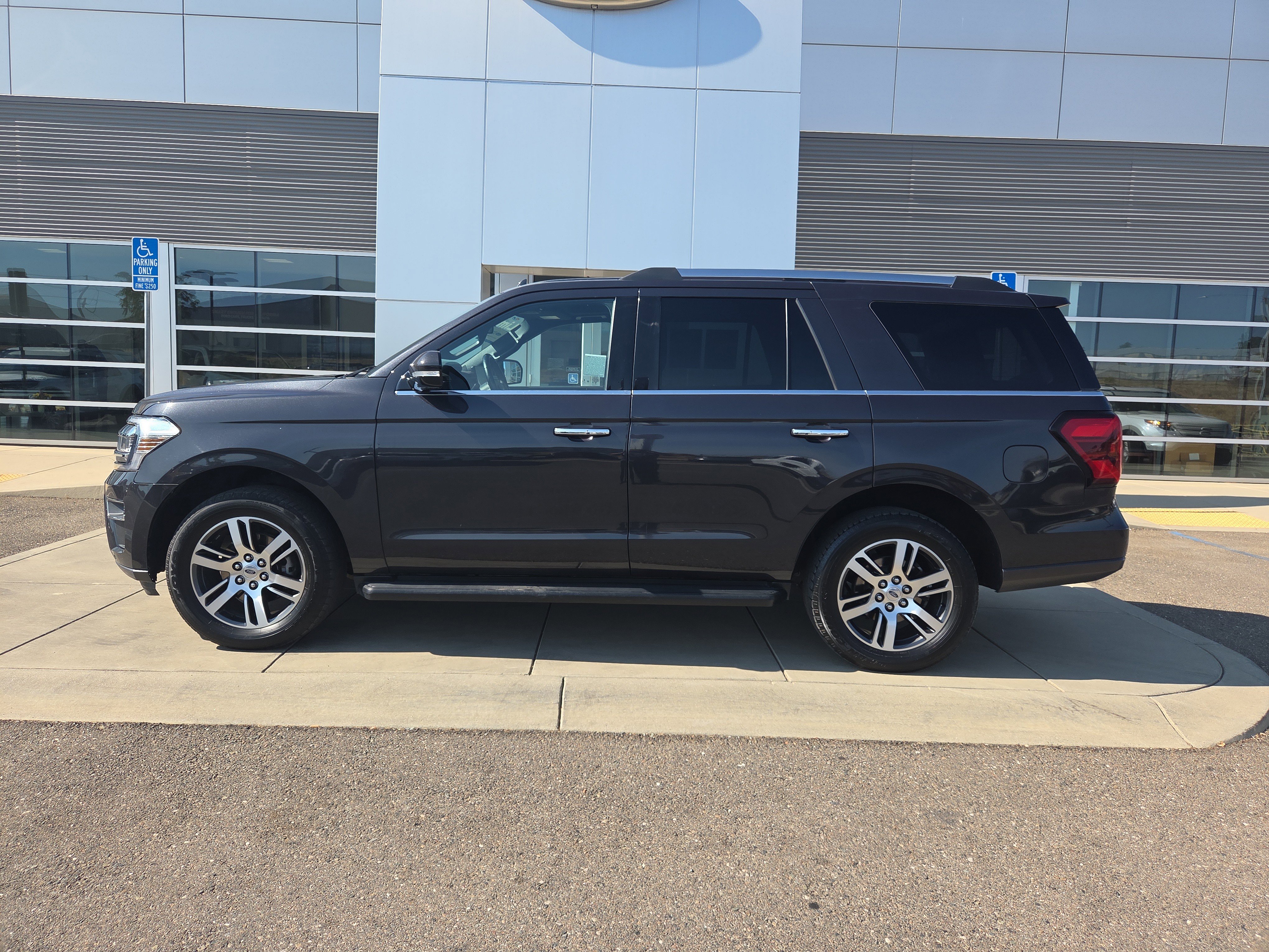 Used 2024 Ford Expedition Limited image 2