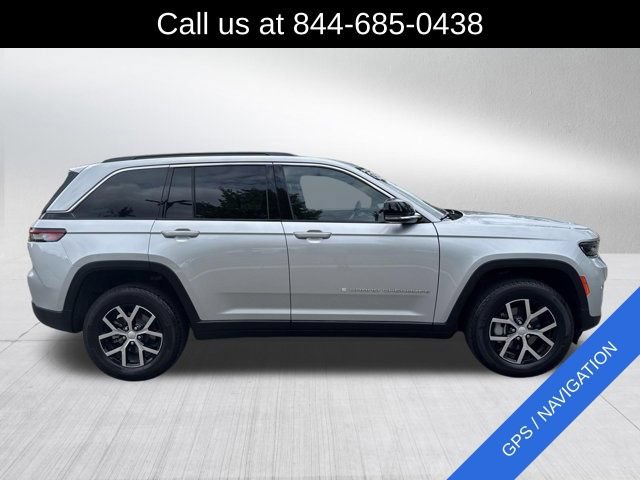 Used 2025 Jeep Grand Cherokee Limited AWD/4WD image 4